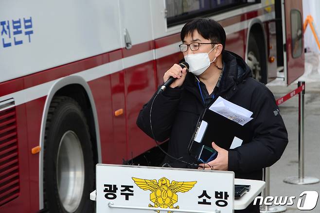 16일 오전 광주 서구 화정동 '현대산업개발 아파트 신축공사 붕괴사고' 현장에서 민성우 HDC현대산업개발 안전경영실장이 브리핑을 하고 있다. 지난 11일 오후 3시46분쯤 해당 아파트 공사현장에서 붕괴 사고가 발생해 6명이 실종됐고 그 중 1명이 숨진 채 발견됐다. 2022.1.16/뉴스1 © News1 정다움 기자