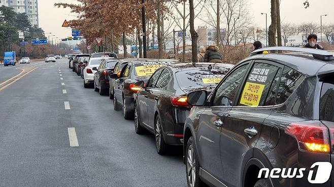 15일 오후 일산 덕이동에서 '3호선 연장 조기확정' 차량시위에 참여하기 위한 차들이 줄지어 늘어서 있다. (하이파크시티 주민연합회 제공)© 뉴스1