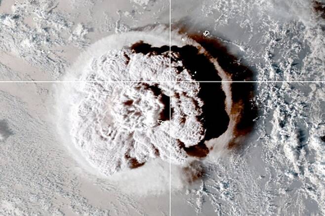 남태평양 통가 인근 해역에서 15일 오후 화산이 분출했다. 미국 국립해양대기청(NOAA) 촬영