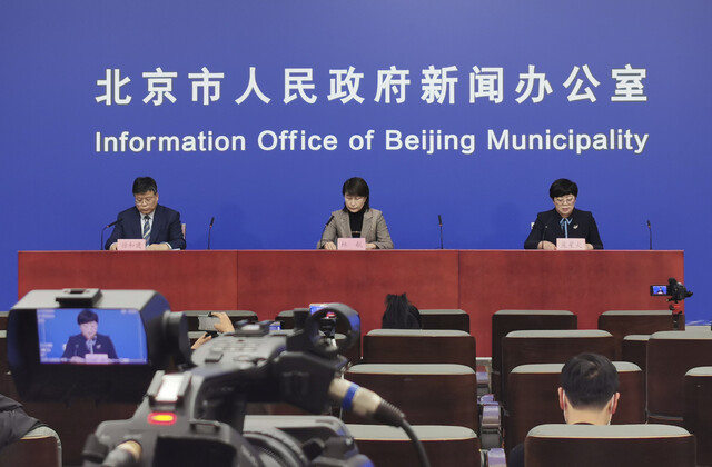 지난 15일 오후 베이징시 방역당국이 기자회견을 열어 하이뎬구에서 코로나19 오미크론 변이 바이러스 감염 확진 판정자가 나왔다고 발표하고 있다. 베이징/신화 연합뉴스