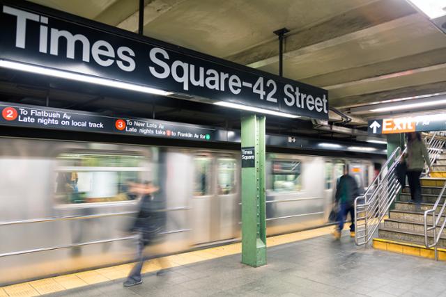 15일 흑인 남성이 아시아계 여성을 선로로 밀친 살인사건이 발생한 뉴욕시 지하철 타임스스퀘어역. 한국일보 자료사진