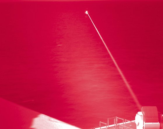 지난해 12월 14일 미국 해군은 함정에 설치한 레이저로 드론을 격추하는 시험에 성공했다. 레이저는 극초음속 미사일 요격 수단으로 주목을 받고 있다. 그러나 아직 출력이 부족해 요격에 당장 투입할 수는 없다. 미 해군