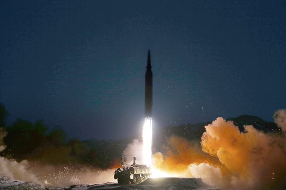 지난 11일 북한이 극초음속이라 주장하는 미사일을 발사하는 모습. 북한은 올해 들어서만 세 차례의 미사일을 발사하며 한반도 긴장을 높이고 있다. [연합뉴스]