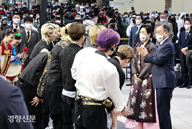 문재인 대통령이 16일 오후(현지시간) 두바이 엑스포 알 와슬 광장에서 열린 ‘한국의 날’ 행사에서 문화공연을 관람한 뒤 스트레이 키즈(남자그룹)등 출연진을 격려 하고 있다. 두바이/강윤중 기자