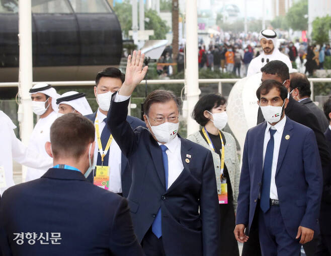 문재인 대통령이 16일 오후(현지시간) 두바이 엑스포 알 와슬 광장에서 열린 ‘한국의 날’ 행사에 손을 흔들며 입장하고 있다. 두바이/강윤중 기자