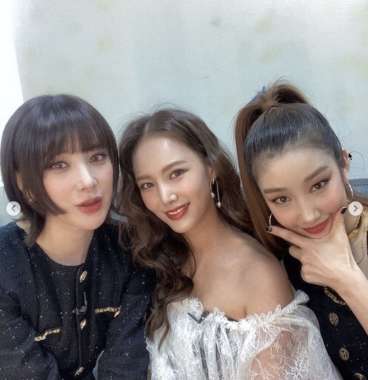 Group Jewelry has regrouped.Seo In-young left a picture of his SNS on the 16th with his past Jewelry members.Seo In-young, Kim Eun-jung, and the lead character are full-make-up and in colorful costumes; the three are affectionately attached to each other and boasting an unwavering friendship.Kim Eun-jung from Jewelry and Lim Kwang-wook, the representative producer of Divine Channel,