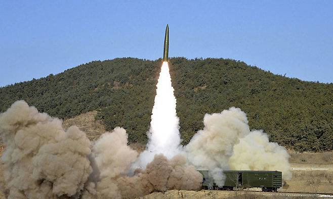 북한이 14일 평안북도 의주 일대 철로에서 열차 기동 미사일을 발사하고 있다. 조선중앙통신·AP통신