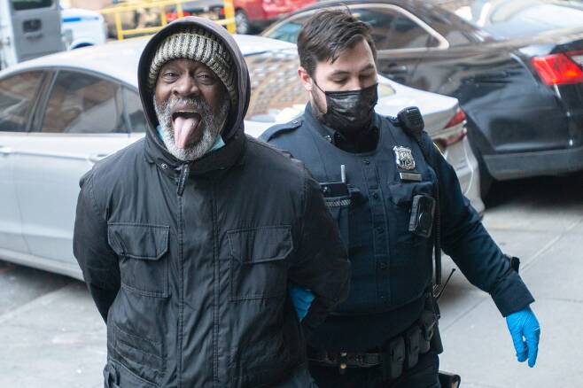 사이먼 마셜(61)은 경찰에 연행되면서 취재진과 경찰을 향해 혀를 내밀어 조롱했다.(사진=뉴욕포스트)