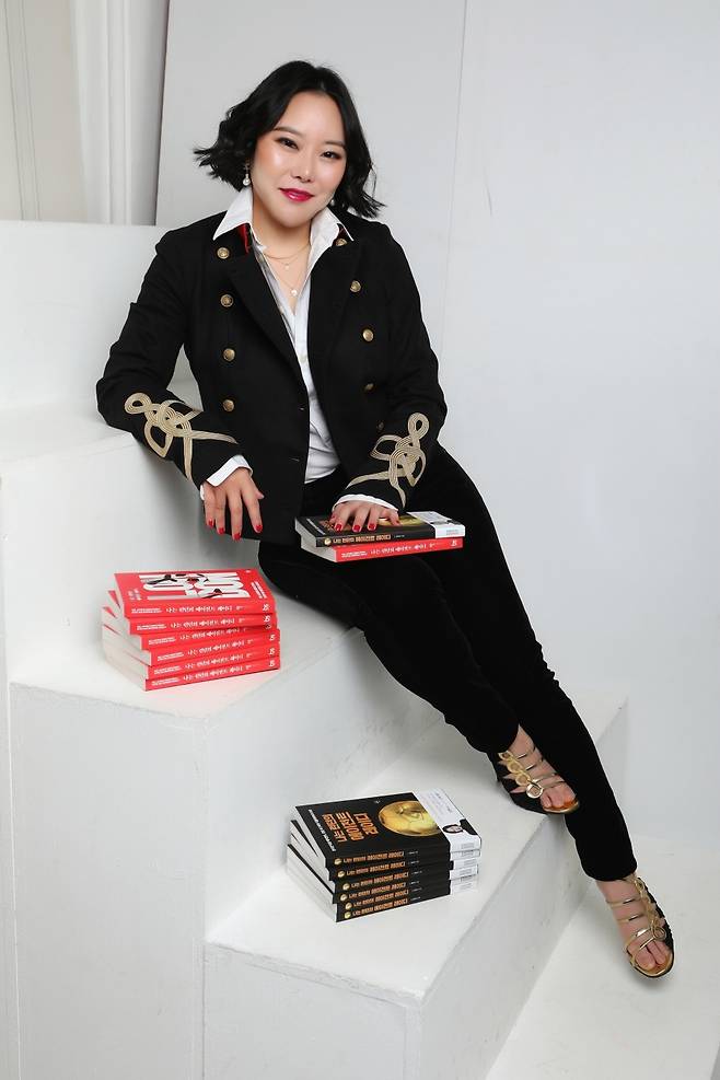 ▲ 토트넘 홋스퍼 전설 레들리킹, 마이클 도슨과 포즈를 취한 카탈리나 김(김나나, 사진 위). 그는 유럽과 한국 축구의 경제적 가치 연결에 골몰하고 있다. ⓒ'C&P(카탈리나 앤 파트너스)