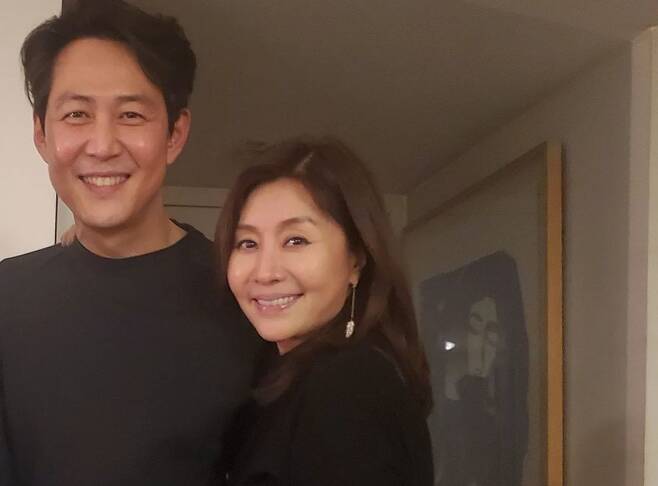 Actor Choi Myeong-Gil boasted about his relationship with Lee Jung-jae.Choi Myeong-Gil posted a picture on his instagram on the 15th with an article entitled Good Time. Squid Game Lee Jung-jae Actor Good Fighting.The photo shows Lee Jung-jae and Choi Myeong-Gils friendly two-shot, and the red-hot Sulton face of Lee Jung-jae proved a good time.Choi Myeong-Gil, who put his arm around his shoulder, laughed and showed a friendly feeling.The fans cheered on the two people who seemed to have had a good time in a comfortable atmosphere, saying, I look happy, I like to see, I look similar to your appearance, and so on.Meanwhile, Choi Myeong-Gil appeared in KBS 2TV daily drama Red Voodoo, which last year ended. Lee Jung-jae was nominated for the US Actors Guild Award (SAG) for Squid Game.
