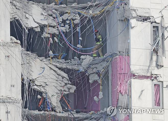 내부 구조물이 붕괴한 아파트 [연합뉴스 자료사진]