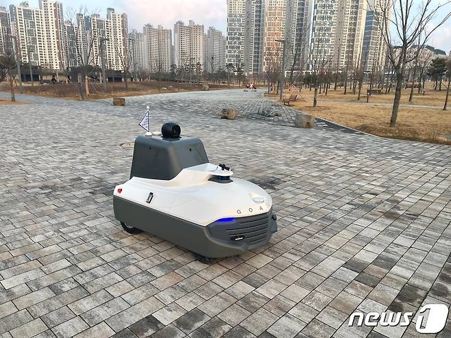 경기 시흥시가 전국 최초 자율순찰로봇인 '골리' 2세대가 배곧생명공원에서 운행을 시작했다.(시흥시 제공)© 뉴스1