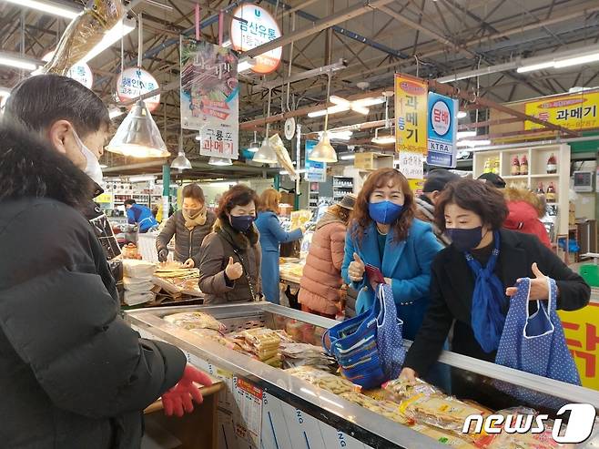 지난 15일 부울경메가시티 여성위원회가 농수산물도매시장을 찾아 '파란 장바구니' 행사를 가졌다,(민주당 울산시당 제공)© 뉴스1