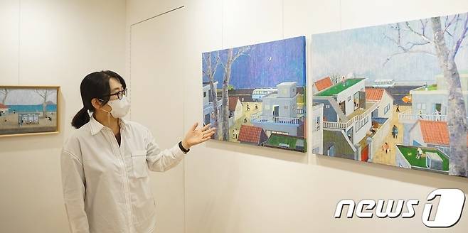 박영주 작가가 유디치과 유디갤러리에서 자신의 작품을 설명하고 있다. (사진제공=유디치과) © 뉴스1