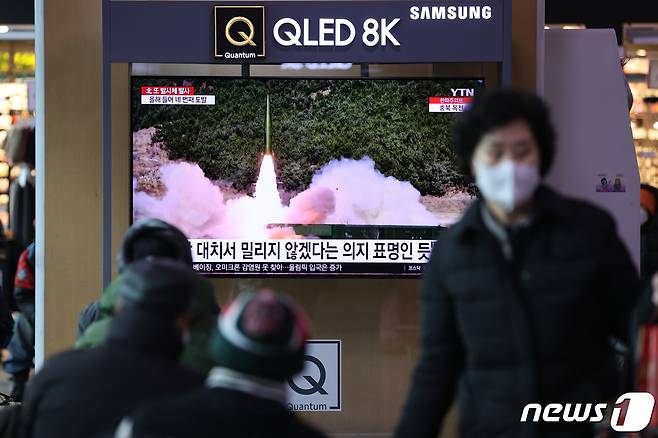 북한이 단거리 탄도미사일 2발을 발사하며 네 번째 무력시위를 벌인 17일 서울역에서 시민들이 관련 뉴스를 시청하고 있다. 2022.1.17/뉴스1 © News1 안은나 기자