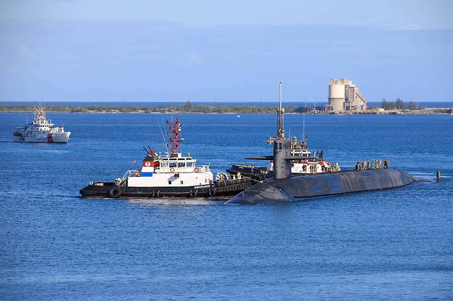 미 해군이 보유한, 핵탄두 장거리미사일 트라이던트II를 탑재한 미 해군의 핵추진 잠수함인 네바다함이 15일 인도-태평양 지역의 안정을 강화하기 위해 태평양의 괌에 기항했다. 모항은 미 서부 워싱턴주의 키챕이다./미 해군