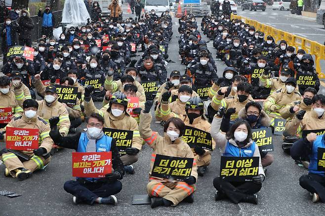 17일 오후 서울 종로구 효자치안센터 인근에서 전국에서 모인 소방관 299명이 '재해, 재난 현장에서 이어지는 소방관 희생 대정부 규탄 대회'를 열고 있다./ 장련성 기자