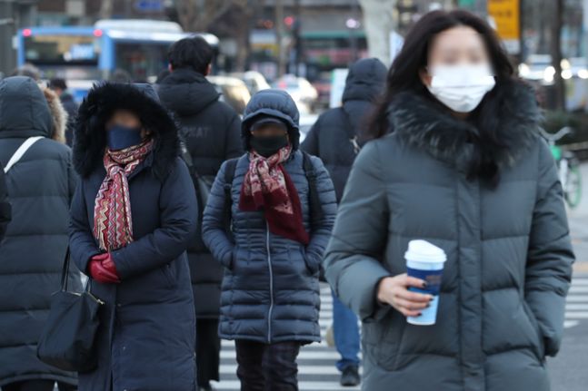 전국 대부분 지역에 한파특보가 발효된 지난해 12월 27일 오전 서울 광화문 네거리에서 시민들이 발걸음을 재촉하고 있다. ⓒ데일리안 류영주 기자
