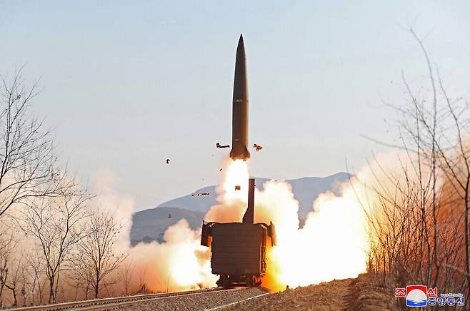 북한은 전날 미사일 발사가 철도기동 미사일연대의 검열사격훈련을 통해 이뤄졌다고 조선중앙통신이 지난 15일 보도했다. 사진은 지난 14일 북한이 열차에서 미사일을 발사하는 모습. 연합뉴스