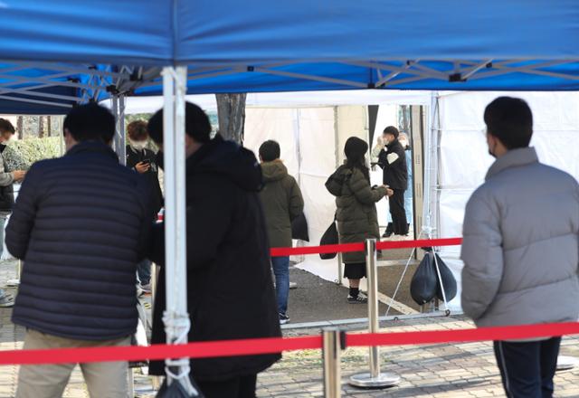 2021년 12월 서울 관악구 서울대학교에 마련된 코로나19 분자 진단 검사소에서 학생들과 교직원들이 검사를 받기 위해 줄을 서 있다. 뉴스1
