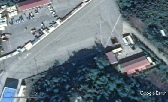 2013년 10월 31일 촬영된 인공위성 사진에는 주유소 광장에 주차돼 있던 버스와 트럭 등 차량들이 모두 사라졌다. [사진=구글 어스]