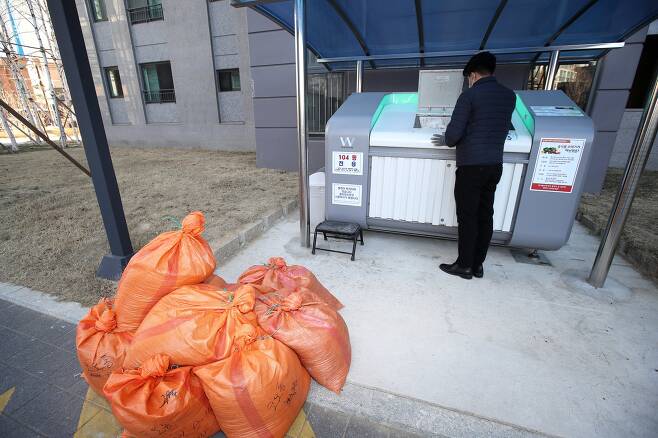14일 인천 부평구 부평동에 위치한 한 아파트에서 업체 관계자가 음식물 쓰레기 처리 기기를 점검하고 있다. 장진영 기자