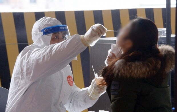 17일 오전 광주 북구보건소 선별진료소에서 한 시민이 코로나19 검사를 받고 있다. /사진=뉴스1