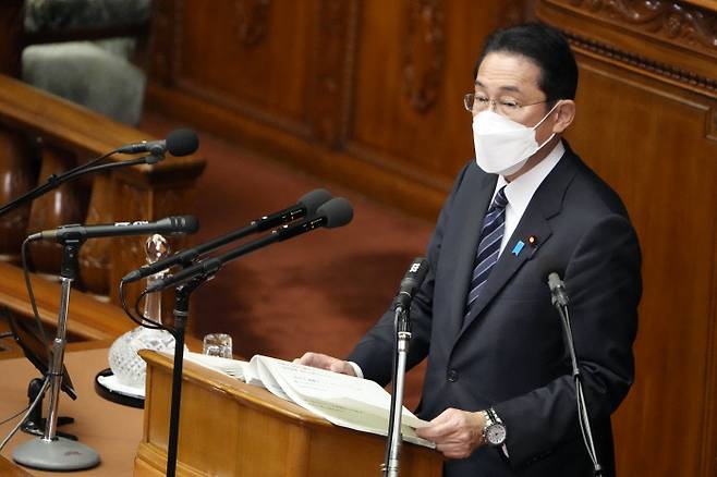 기시다 후미오 일본 총리가 17일 정기국회 개회식에서 시정방침 연설을 하고 있다. 도쿄/AP연합뉴스