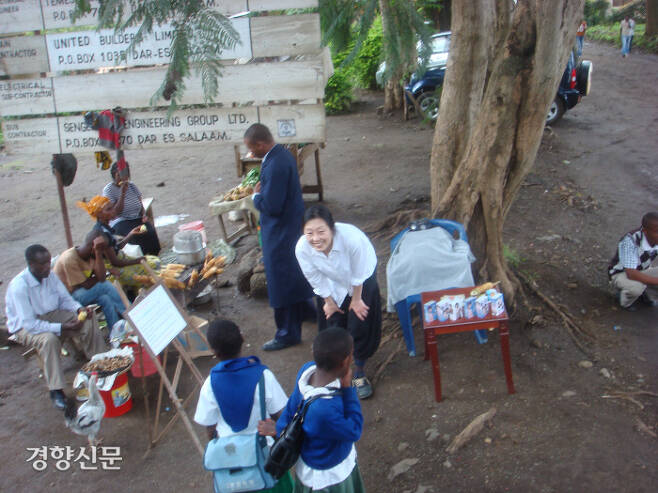 2012년 탄자니아 아루샤 방문 때 사진. 송상희는 과거 노예시장이었던 마을들에서 물물교환프로젝트를 진행했다. 송상희 제공=