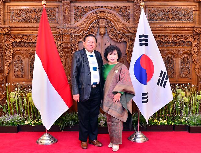 From Left: Ambassador Gandi Sulistiyanto Soeherman and Madam Susi Ardhani Sulistiyanto. Madam Sulistiyanto dressed impeccably in traditional Indonesian baju kurung and Songket (golden thread hand-woven) originated from Palembang, South Sumatera province for first public appearance as spouse of Indonesian Ambassador to Korea. (Park Hyun-Koo/The Korea Herald)