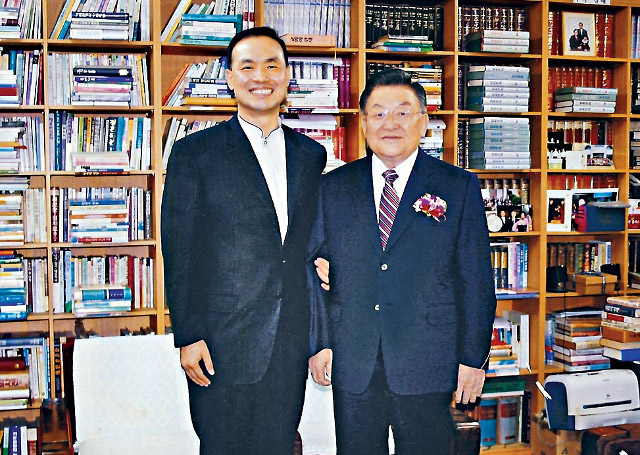 김의식(왼쪽) 목사가 2008년 림인식 노량진교회 원로목사와 함께한 모습. 김 목사는 1984년 노량진교회에서 전도사 사역을 할 때부터 림 목사를 영적인 아버지로 섬겼다.