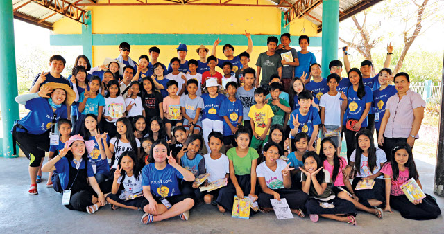 동탄순복음교회 청소년과 청년들이 2019년 8월 필리핀 파오지역을 방문해 선교활동을 하고 있다.