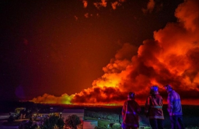 호주 웨스트오스트레일리아주 마거릿리버 지역 산불 현장에서 발생한 연기가 상공으로 치솟는 모습을 소방관들이 지켜보고 있다.  션 블록시즈 촬영. 웨스턴오스트레일리아주 소방서 인스타그램 캡처.