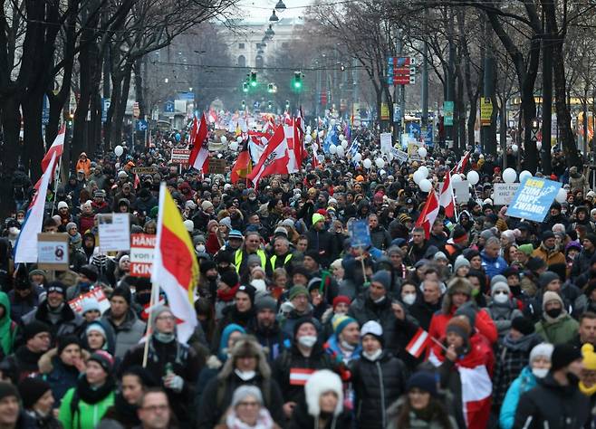 지난 1월8일 오스트리아 수도 빈에서 국민들이 백신 의무화 반대 시위를 벌이고 있다. /사진=AFP