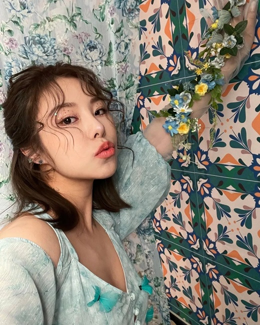 Group MAMAMOO member Wheein showed off her fairy beauty.Wheein posted several photos on his 17th day with a message Thank you so much x417 on his instagram.In the open photo, Wheein left a selfie in various ways, such as touching the ball with his hand or wearing gloves.The deep mint cut-out dress matches the see-through gloves and doubles the youthful charm.The costumes add glamour with flowers and butterflies, especially the curled bangs, a Wheein that flaunted her idol beauty with unique eye makeup.Wheein released his second mini album Whee on the 16th.