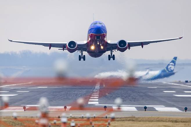 미국 버지니아 알링톤의 로널드레이건 국제공항에서 한 여객기가 최근 활주로를 박차고 힘하체 이륙하고 있다.[EPA]