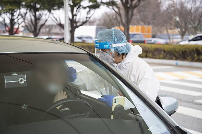 전북 익산의 임시선별검사소에서 한 시민이 승용차를 찬 채 검사를 받고 있다. ⓒ익산시