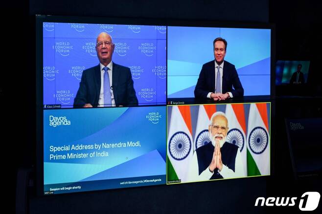 나렌드라 모디 인도 총리(오른쪽 아래)가 2022년 1월 17일(현지시간) 세계경제포럼(WEF) 다보스 어젠다 가상 세션에서 연설을 하고 있다. © AFP=뉴스1 © News1 김지현 기자