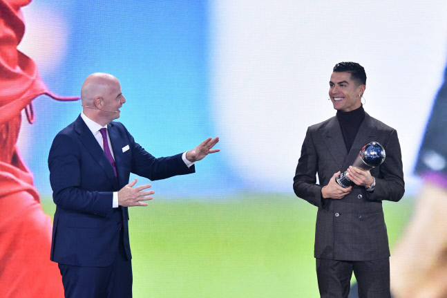 2021 FIFA 특별상을 받은 크리스티아누 호날두(오른쪽). 옆은 지아니 인판티노 FIFA 회장. 취리히AFP 연합뉴스