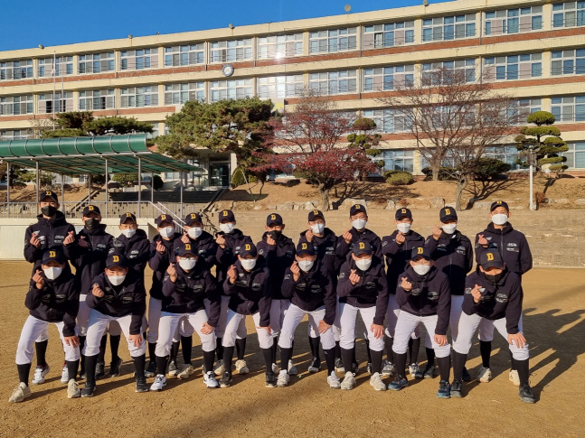 동인천 중학교 야구부 학생선수들이 추신수가 다이나핏과 함께 기부한 동계용 점퍼를 입고 포즈를 취하고 있다. 제공=SSG 랜더스