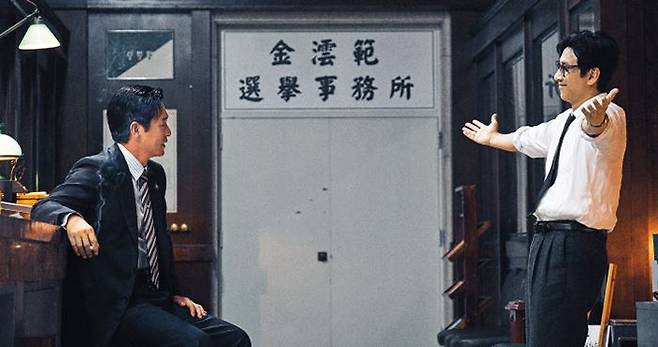 영화 ‘킹메이커’는 후보 김운범(설경구·왼쪽)과 참모 서창대(이선균)를 빛과 그림자에 비유해서 정치계의 짙은 명암을 드러낸다. /메가박스중앙㈜플러스엠