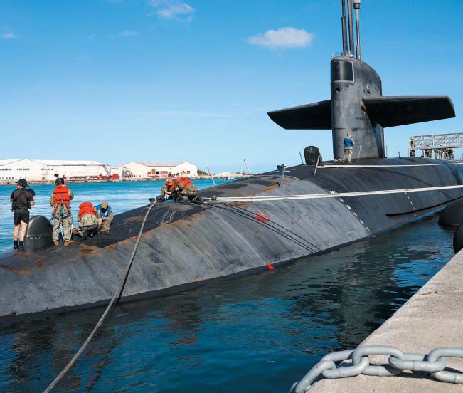 美 해군, 北·中에 경고… 탄도미사일 탑재 핵잠수함 괌 입항 이례적 공개 - 미 해군이 15일(현지 시각) “탄도미사일을 탑재한 핵추진 잠수함 ‘USS 네바다함’이 괌의 아프라항에 도착했다”고 발표했다. 미국의소리(VOA) 방송은 “오하이오급 핵잠수함인 네바다함은 최대사거리가 1만2000㎞에 이르는 탄도미사일인 ‘트라이던트’ 20기와 수십 개의 핵탄두를 탑재하고 있다”고 보도했다. 미국의 탄도미사일 잠수함 행로가 공개되는 것은 매우 이례적인 일이다. 이 때문에 북한의 연이은 미사일 도발과 대만에 대한 중국의 위협 등으로 인도·태평양 지역에 대한 군사적 긴장이 고조되면서 미군이 군사 대비 태세를 과시하기 위해 정박 사실을 공개했다는 분석이 나온다. /미 해군 홈페이지