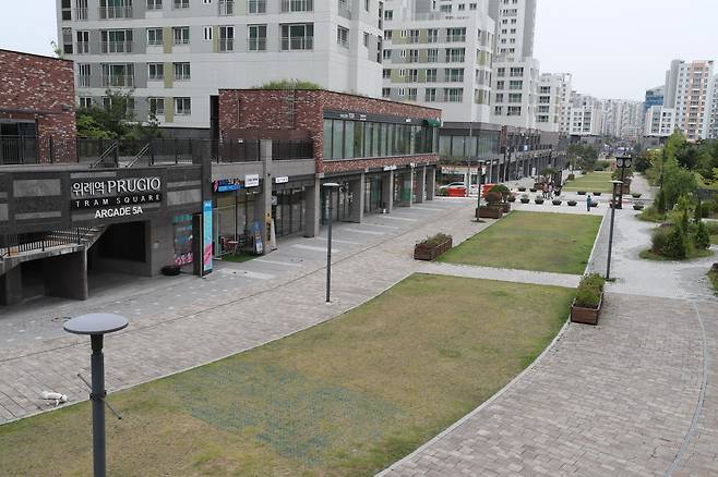 지난해 8월 경기도 성남시 수정구 위례신도시에 설치 예정인 트램 노선 부지가 열차 대신 잔디밭 길로 방치되어 있다./ 장련성 기자