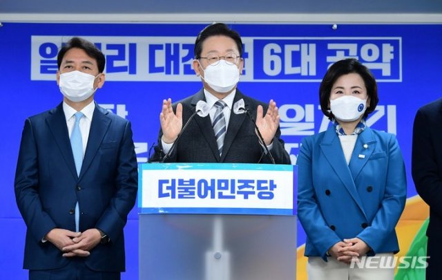 더불어민주당 이재명 대선 후보가 18일 서울 여의도 당사에서 일자리 대전환 공약을 발표하고 있다. 사진공동취재단