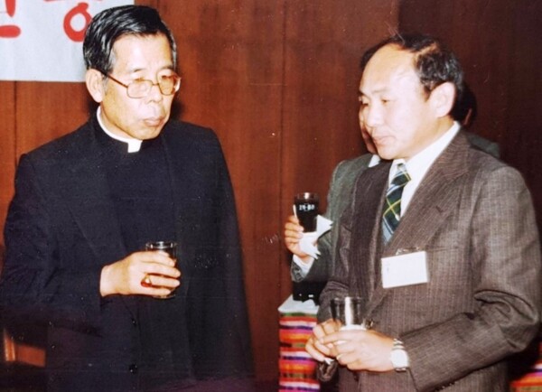 고 임판호(오른쪽)씨는 1989년 8월15일 귀환한 딸 수경양이 국가보안법 위반 혐의로 구속되자 김수환(왼쪽) 추기경, 김영삼 대통령 등 각계 지도자를 만나 석방을 탄원했다. 유족 제공