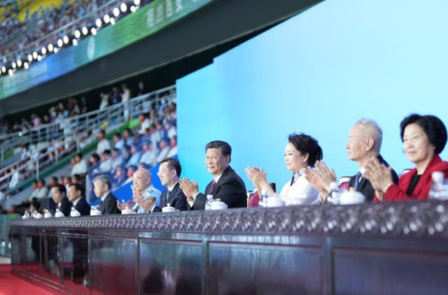 시진핑 중국 국가주석이 지난해 9월 산시성 시안에서 열린 제14회 전국체육대회 개막식에 참석해 박수를 치고 있다. 주빈들은 물론 뒤로 보이는 관중석에서도 마스크를 쓰지 않았다. 시안=신화 뉴시스