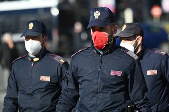 붉은색상 마스크를 착용한 이탈리아 경찰. AFP=연합뉴스