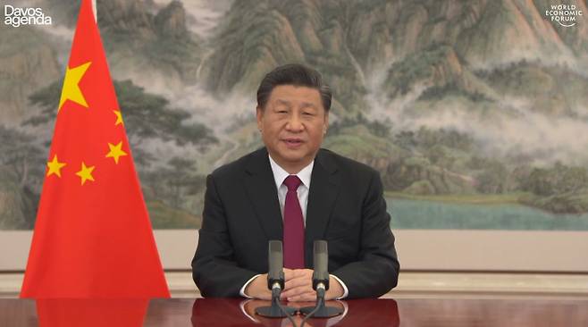 시진핑 중국 국가주석이 비대면 화상회의 방식으로 진행된 세계경제포럼(WEF·다보스포럼) 행사 첫날인 17일(현지시간) 특별연사로 나서 발언하고 있다. 다보스포럼 홈페이지 화면캡처
