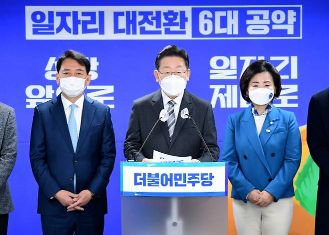 이재명 더불어민주당 대선 후보(가운데)가 18일 서울 여의도 민주당사에서 일자리 대전환 6대 공약을 발표하고 있다. 국회사진기자단