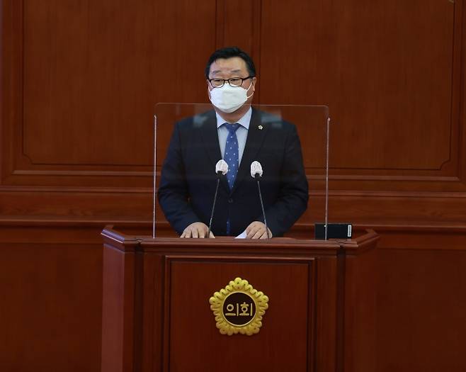 홍종원 대전시의원이 18일 5분 발언을 통해 '목척교 조형물 철거'에 대해 대전시의 조치를 요청했다. 사진=대전시의회.
